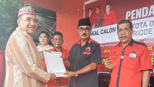 Jefri Riwu Kore saat mendaftar sebagai bakal calon wali kota untuk Pilkada Kota Kupang ke PDIP.