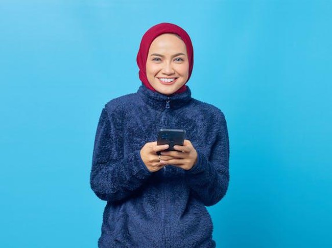 Paduan warna jilbab untuk baju biru navy.