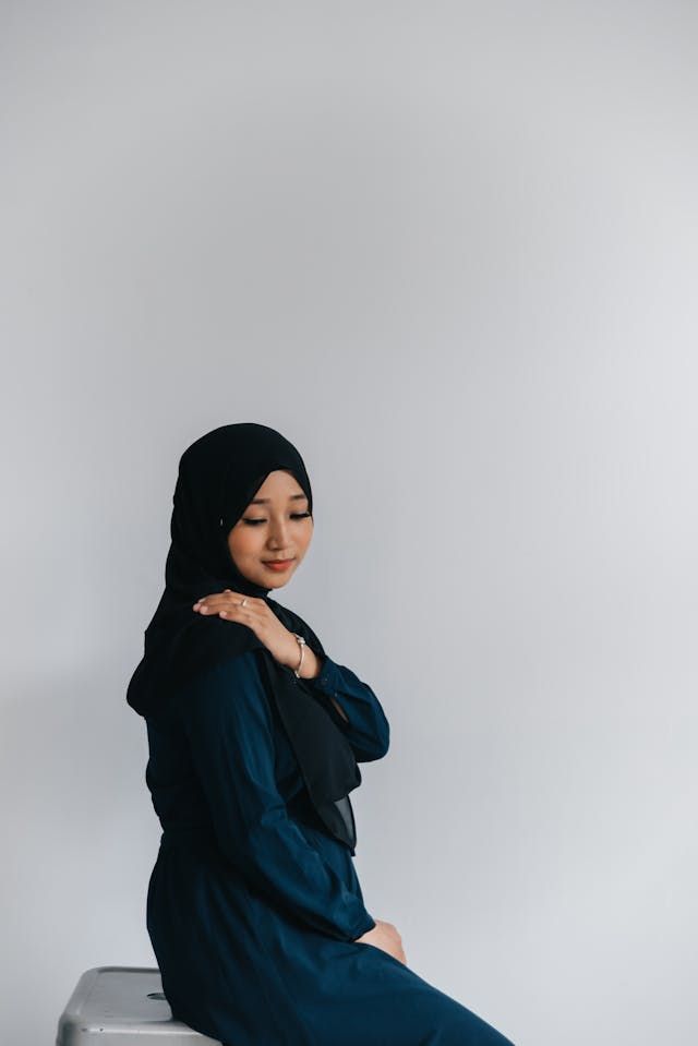 Paduan warna jilbab untuk baju biru navy.