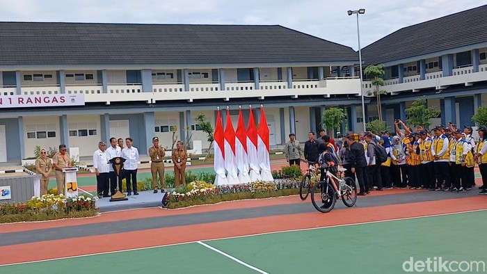 Jokowi bagi-bagi sepeda ke siswa SMK di Mamuju, Sulbar.
