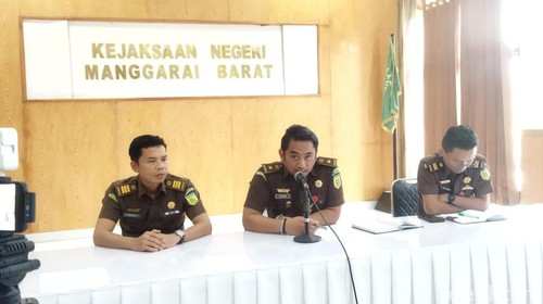 Kasipidsus Kejari Manggarai Barat Wisnu Sanjaya (tengah) saat konferensi pers terkait  penggeledahan Kantor Dinas PKO Kabupaten Manggarai Barat, Selasa (23/4/2024).