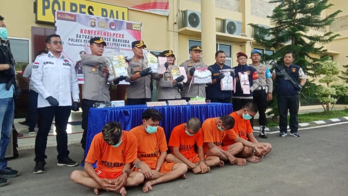 Sabu seberat 5,1 kilogram diamankan polisi dari dua sekawan, Rahmat Hidayat dan Heri Febriadi di Penukal Abab Lematang Ilir (PALI). Mereka terancam hukuman mati dalam kasus ini.