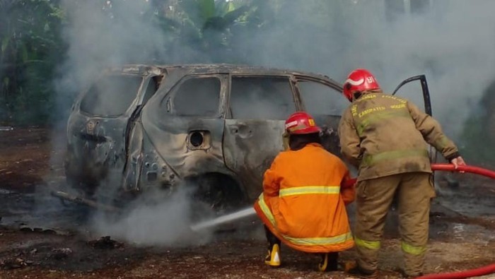 Tragedi Pagi: Mobil Terbakar saat Penjemputan Sekolah di Bogor