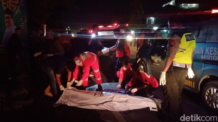 Polisi dan relawan mengevakuasi korban kecelakaan di jalan Jogja-Solo, Delanggu, Klaten.
