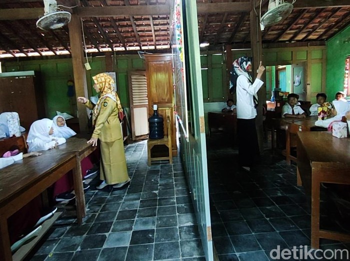 Kegiatan belajar mengajar SD Negeri Bugel di Kabupaten Kulon Progo, DIY, dipindah ke rumah kosong karena gedung sekolahnya terdampak pembangunan Jalur Jalan Lintas Selatan, Selasa (23/4/2024).