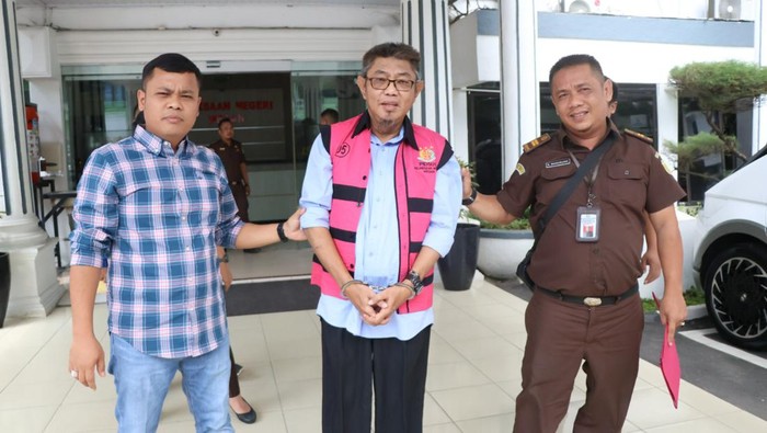 Kejari Medan menahan mantan Direktur Utama RSUP Adam Malik, Bambang Prabowo. (Dok Kejari Medan)