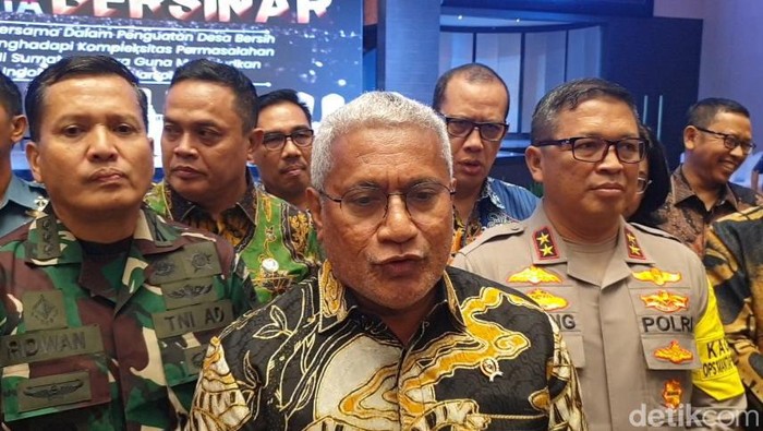 Kepala BNN RI, Mathinus Hukom saat diwawancarai di Hotel Grand Aston City Hall, Kota Medan, Selasa (23/4/2024). (Goklas Wisely/detikSumut)
