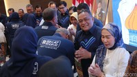Para pengurus Badan Pelindungan Pekerja Migran Indonesia (BP2MI) saling bersalaman. 