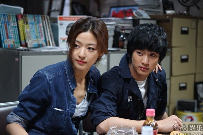 Keduanya beradegan ciuman panas dalam film The Thieves yang tayang pada 2012. Foto: Instagram