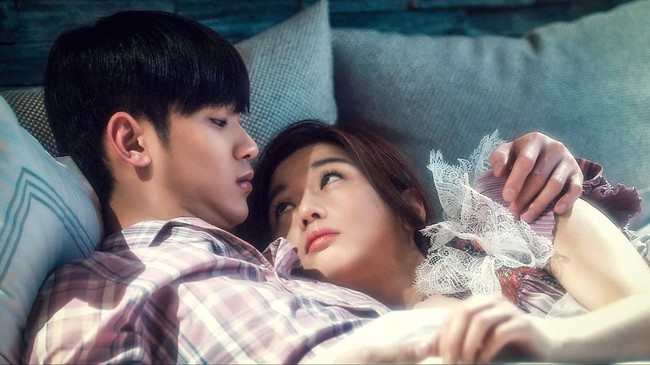 Kim Soo Hyun juga tak kalah mesra dengan Jun Ji Hyun dalam drama Korea My Love From The Star. Pasangan yang terpaut 7 tahun itu sempat digosipkan pacaran. Foto: Instagram