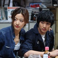 Keduanya beradegan ciuman panas dalam film The Thieves yang tayang pada 2012. Foto: Instagram