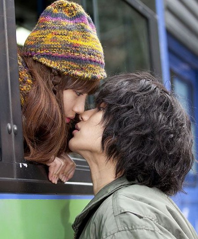 Kim Soo Hyun mulai mencuri perhatian publik saat menjadi pemain utama drama Korea Dream High pada tahun 2011. Selain menampilkan bakat tarik suara, Kim Soo Hyun membuat fans baper karena kemesraannya dengan Bae Suzy. Foto: Instagram