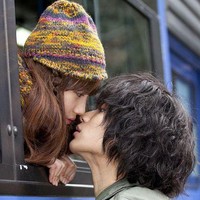 Kim Soo Hyun mulai mencuri perhatian publik saat menjadi pemain utama drama Korea Dream High pada tahun 2011. Selain menampilkan bakat tarik suara, Kim Soo Hyun membuat fans baper karena kemesraannya dengan Bae Suzy. Foto: Instagram