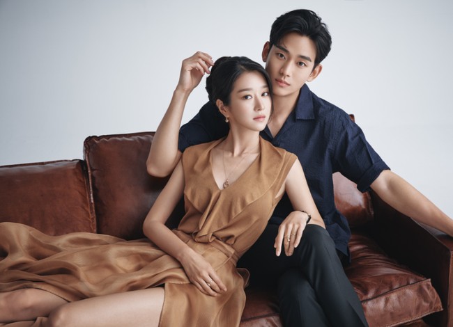 Lagi-lagi, Kim Soo Hyun digosipkan pacaran dengan lawan mainnya Seo Ye Ji saat membintangi drama Korea It’s Okay to Not Be Okay pada 2020. Kedekatan keduanya di balik layar jadi sorotan. Foto: Instagram