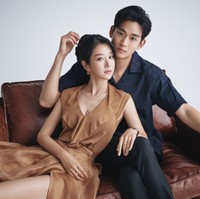 Lagi-lagi, Kim Soo Hyun digosipkan pacaran dengan lawan mainnya Seo Ye Ji saat membintangi drama Korea It’s Okay to Not Be Okay pada 2020. Kedekatan keduanya di balik layar jadi sorotan. Foto: Instagram
