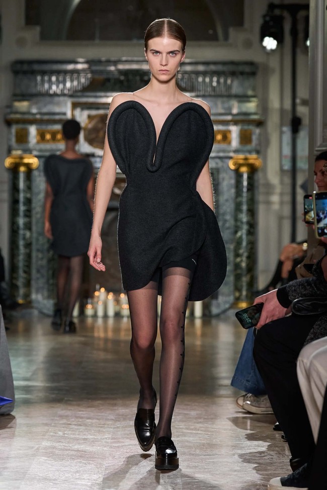 Inilah koleksi terbaru Victoria Beckham untuk musim gugur/dingin 2024. Victoria merilis koleksi yang paling eksperimental, namun tetap sophisticated. Foto: Dok. Victoria Beckham.