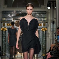 Inilah koleksi terbaru Victoria Beckham untuk musim gugur/dingin 2024. Victoria merilis koleksi yang paling eksperimental, namun tetap sophisticated. Foto: Dok. Victoria Beckham.