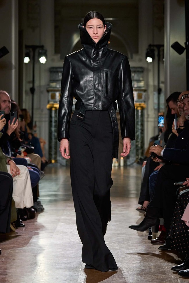 Inilah koleksi terbaru Victoria Beckham untuk musim gugur/dingin 2024. Victoria merilis koleksi yang paling eksperimental, namun tetap sophisticated. Foto: Dok. Victoria Beckham.