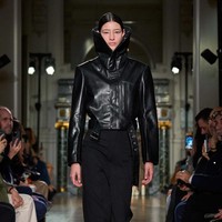 Inilah koleksi terbaru Victoria Beckham untuk musim gugur/dingin 2024. Victoria merilis koleksi yang paling eksperimental, namun tetap sophisticated. Foto: Dok. Victoria Beckham.