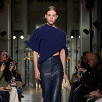 Inilah koleksi terbaru Victoria Beckham untuk musim gugur/dingin 2024. Victoria merilis koleksi yang paling eksperimental, namun tetap sophisticated. Foto: Dok. Victoria Beckham.