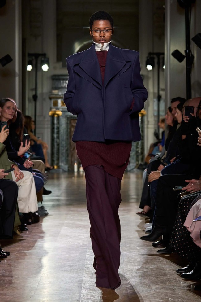 Inilah koleksi terbaru Victoria Beckham untuk musim gugur/dingin 2024. Victoria merilis koleksi yang paling eksperimental, namun tetap sophisticated. Foto: Dok. Victoria Beckham.