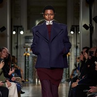 Inilah koleksi terbaru Victoria Beckham untuk musim gugur/dingin 2024. Victoria merilis koleksi yang paling eksperimental, namun tetap sophisticated. Foto: Dok. Victoria Beckham.