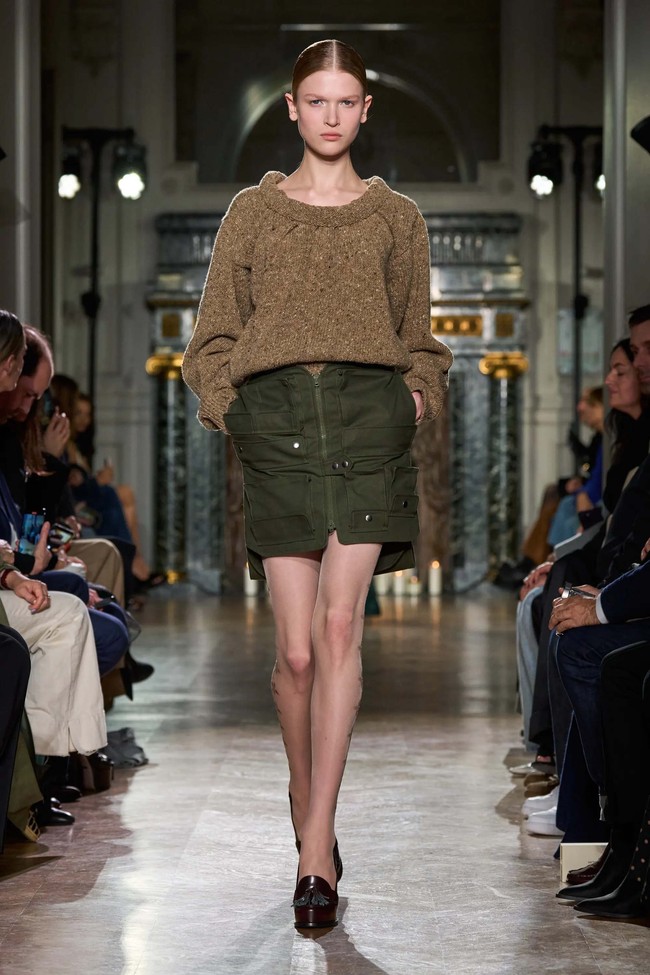 Inilah koleksi terbaru Victoria Beckham untuk musim gugur/dingin 2024. Victoria merilis koleksi yang paling eksperimental, namun tetap sophisticated. Foto: Dok. Victoria Beckham.