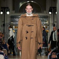 Inilah koleksi terbaru Victoria Beckham untuk musim gugur/dingin 2024. Victoria merilis koleksi yang paling eksperimental, namun tetap sophisticated. Foto: Dok. Victoria Beckham.