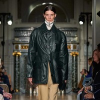 Inilah koleksi terbaru Victoria Beckham untuk musim gugur/dingin 2024. Victoria merilis koleksi yang paling eksperimental, namun tetap sophisticated. Foto: Dok. Victoria Beckham.