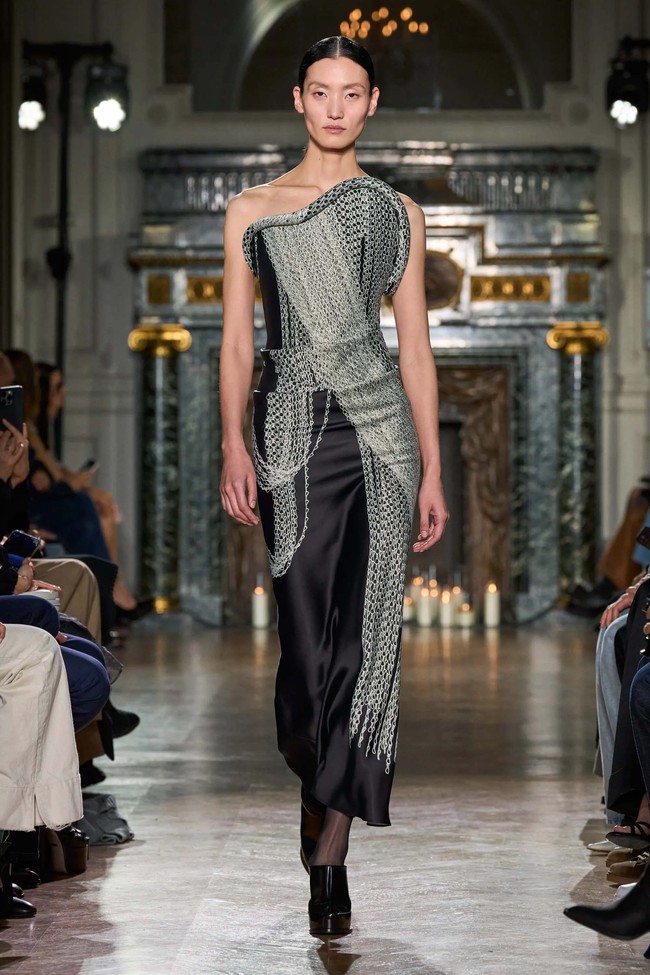 Inilah koleksi terbaru Victoria Beckham untuk musim gugur/dingin 2024. Victoria merilis koleksi yang paling eksperimental, namun tetap sophisticated. Foto: Dok. Victoria Beckham.