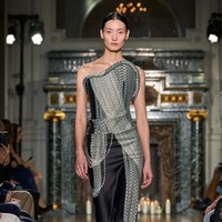 Inilah koleksi terbaru Victoria Beckham untuk musim gugur/dingin 2024. Victoria merilis koleksi yang paling eksperimental, namun tetap sophisticated. Foto: Dok. Victoria Beckham.