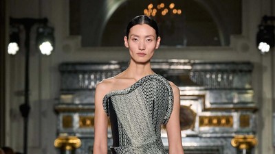 10 Koleksi Fall/Winter 2024 Victoria Beckham, Busana Eksperimental