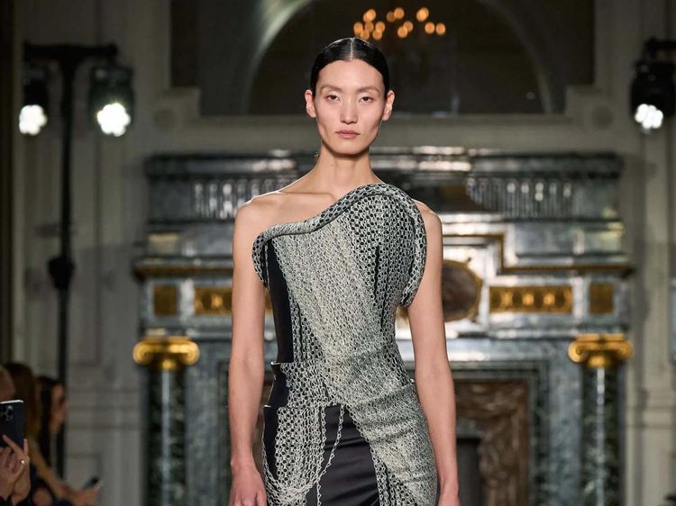 10 Koleksi Fall/Winter 2024 Victoria Beckham, Busana Eksperimental