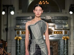 10 Koleksi Fall/Winter 2024 Victoria Beckham, Busana Eksperimental