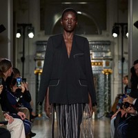 Inilah koleksi terbaru Victoria Beckham untuk musim gugur/dingin 2024. Victoria merilis koleksi yang paling eksperimental, namun tetap sophisticated. Foto: Dok. Victoria Beckham.