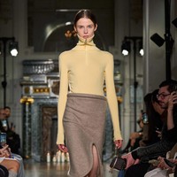 Inilah koleksi terbaru Victoria Beckham untuk musim gugur/dingin 2024. Victoria merilis koleksi yang paling eksperimental, namun tetap sophisticated. Foto: Dok. Victoria Beckham.