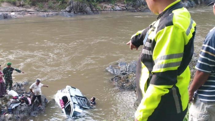 Kondisi mobil yang terjun ke sungai di Madina. (Foto: Polres Madina)
