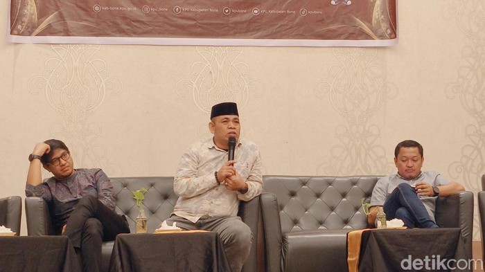 Kordiv Sosialisasi, Pendidikan Pemilih, Partisipasi Masyarakat, dan SDM, Abdul Asis (tengah).