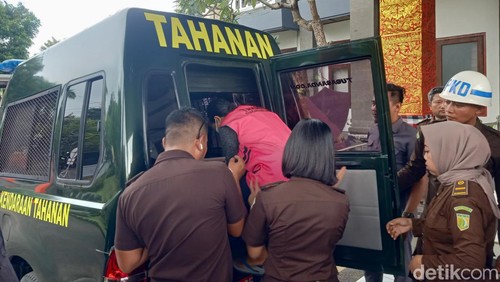 NKP (rompi merah muda) masuk ke mobil tahanan Kejari Jembrana, Senin (22/4/2024). (I Putu Adi Budiastrawan/detikBali)