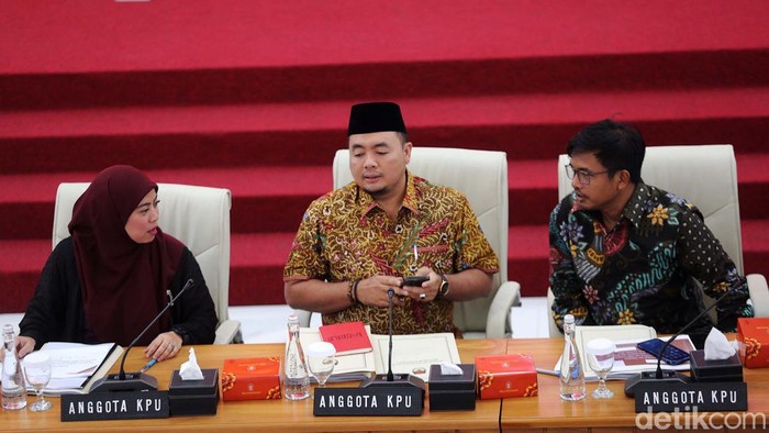 Anggota KPU RI Mochammad Afifuddin, anggota KPU RI Idham Holik dan anggota KPU RI Betty Epsilon Idroos saat memimpin uji publik Rancangan Peraturan KPU terkait Pilkada di Gedung KPU RI, Jakarta, Selasa (23/4/2024).