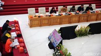 Uji publik dihadiri oleh sejumlah Komisioner KPU, Bawaslu, perwakilan partai politik, dan perwakilan dari Kementerian Dalam Negeri (Kemendagri).  