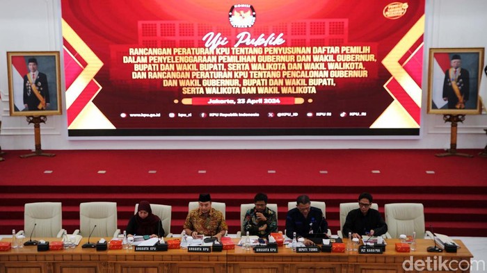 Anggota KPU RI Mochammad Afifuddin, anggota KPU RI Idham Holik dan anggota KPU RI Betty Epsilon Idroos saat memimpin uji publik Rancangan Peraturan KPU terkait Pilkada di Gedung KPU RI, Jakarta, Selasa (23/4/2024).