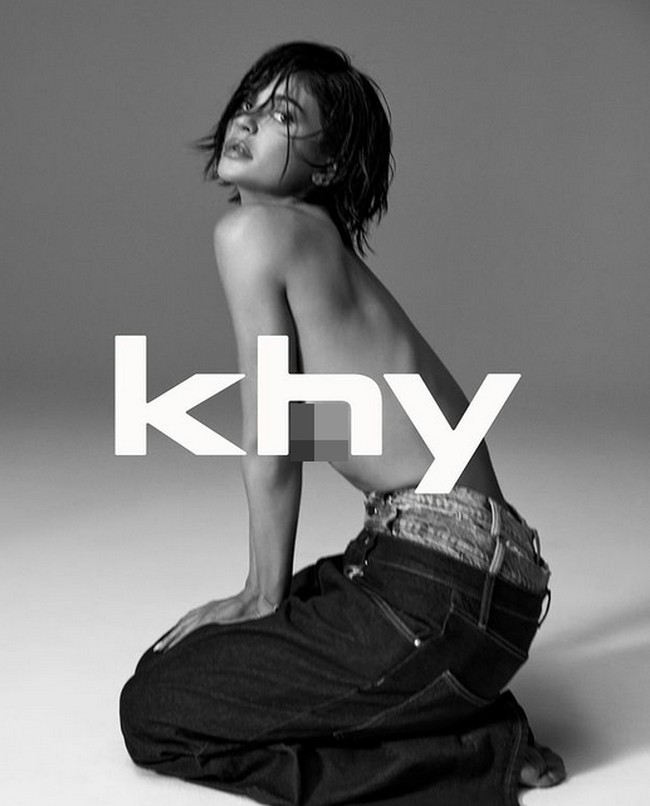 Kylie Jenner memilih untuk tampil topless dan hanya mengenakan celana jeans. Foto: dok. Instagram @khy