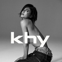 Kylie Jenner memilih untuk tampil topless dan hanya mengenakan celana jeans. Foto: dok. Instagram @khy