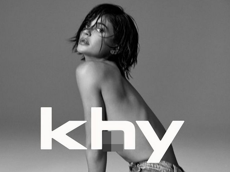 Foto Kylie Jenner Tampil Topless Saat Promosi Celana Jeans