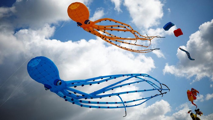Kites fly over the beach during the 37th International Berck-sur-Mer Kite Festival, in the northern French resort of Berck-sur-Mer, France April 21, 2024. REUTERS/Sarah Meyssonnier
