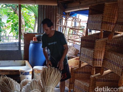 M As'ad saat memperlihatkan bahan baku rotan yang dijadikan handmade dan home decor (Andika Syahputra/detikcom)
