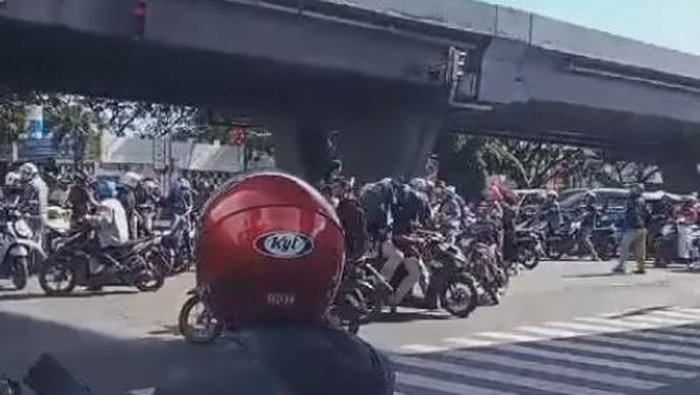 Rombongan pengantar jenazah di Kota Makassar, Sulawesi Selatan (Sulsel), terlibat keributan dengan pengendara lain gegara menyerobot jalan.