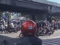 Pengantar Jenazah di Makassar Ribut dengan Pengendara gegara Serobot Jalan