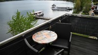 Ini merupakan pemandangan dari salah satu balkon kamar yang menghadap ke danau.